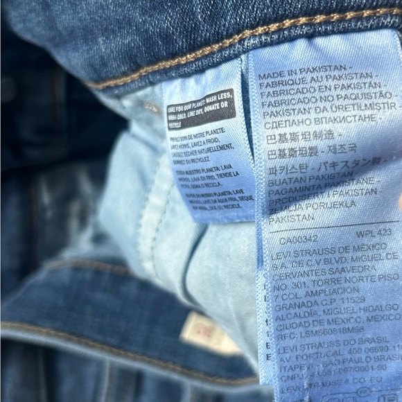 Levi's Women’s Straight Blue Jeans - Picture 5 of 8